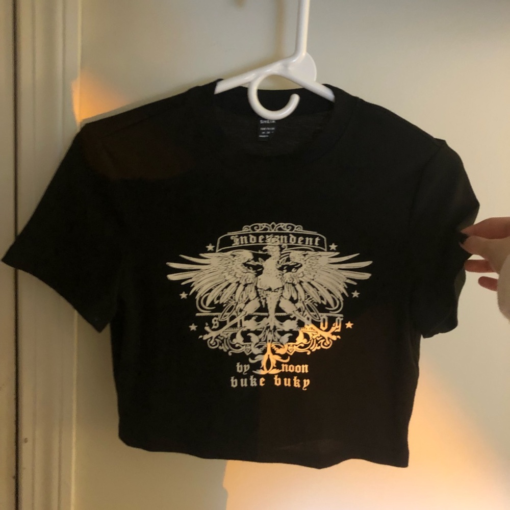 Black cropped tee